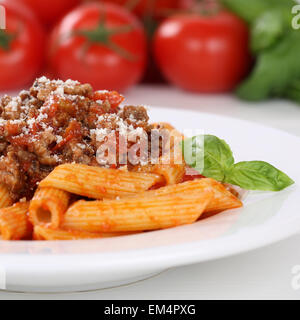 La cuisine italienne penne sauce bolognaise Rigatoni pâtes nouilles repas sur une plaque Banque D'Images