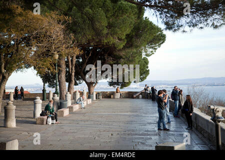 Castelo de São Jorge Terrasse vues avec les visiteurs à Lisbonne - Portugal Banque D'Images