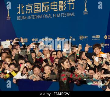 Beijing, Chine. Apr 16, 2015. L'actrice Kelly Chen Hong Kong interagit avec les fans lors de la marche sur le tapis rouge lors de la cérémonie d'ouverture du 5e Festival International du Film de Beijing (BJIFF) à Beijing, capitale de Chine, le 16 avril 2015. Le BJIFF a débuté jeudi et durera jusqu'au 23 avril. © Shen Bohan/Xinhua/Alamy Live News Banque D'Images