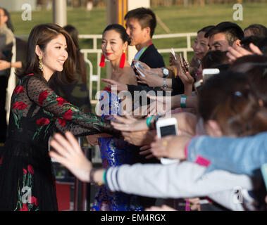 Beijing, Chine. Apr 16, 2015. L'actrice Kelly Chen Hong Kong interagit avec les fans lors de la marche sur le tapis rouge lors de la cérémonie d'ouverture du 5e Festival International du Film de Beijing (BJIFF) à Beijing, capitale de Chine, le 16 avril 2015. Le BJIFF a débuté jeudi et durera jusqu'au 23 avril. © Shen Bohan/Xinhua/Alamy Live News Banque D'Images