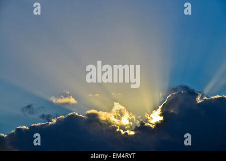 Les nuages et les rayons du soleil, contre-jour Banque D'Images