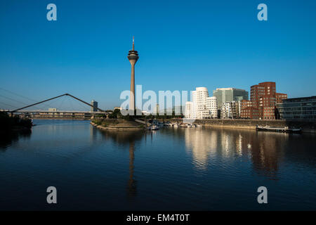 La tour du Rhin et bâtiments Gehry dans les media port de Düsseldorf, Rhénanie du Nord-Westphalie, Allemagne, Europe Banque D'Images