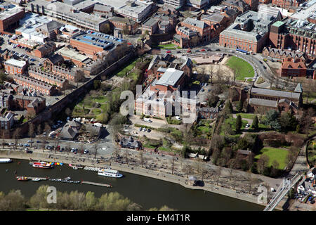 Vue aérienne de la région de Chester Grosvenor Park à la recherche de l'autre côté de la rivière Dee vers l'ancien palais et Amphithéâtre romain Banque D'Images