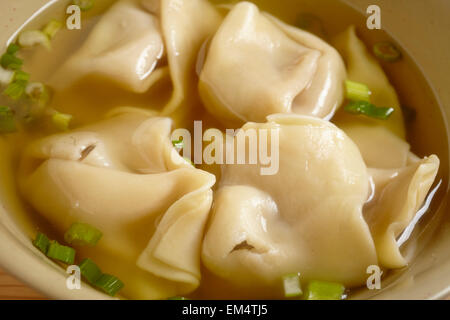 Chinese/American style Wonton Soup dans un bol Banque D'Images