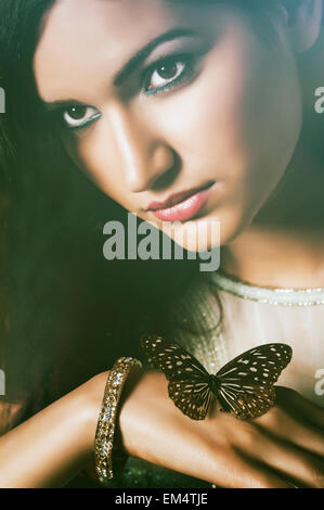 Belle jeune femme avec un papillon Banque D'Images