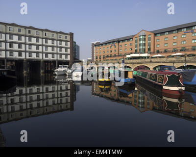 Vue de Victoria Quays de Sheffield, montrant le poste restauré Entrepôt, construit en 1895-98, et l'hôtel Hilton Banque D'Images