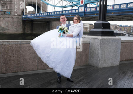 Fédération de jeunes mariés ayant leurs photos de mariage prises sur Tower Bridge, Londres, Royaume-Uni. Il s'agit d'un site commun de voir le russe et d'autres nationalités pré-mariage photographies prises à des sites célèbres de la capitale. Banque D'Images