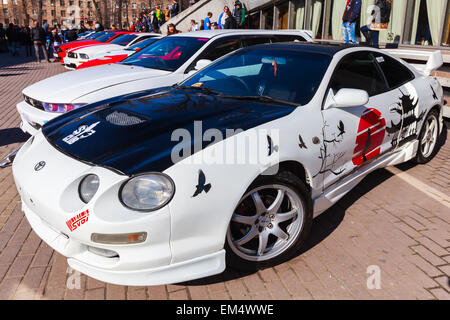 Saint-pétersbourg, Russie - le 11 avril 2015 : blanc style sportif Toyota Celica est stationné sur la rue de la ville Banque D'Images