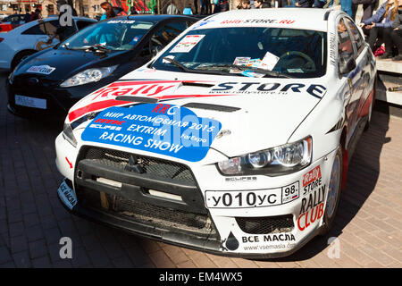 Saint-pétersbourg, Russie - le 11 avril 2015 : voiture Mitsubishi Lancer blanche est garée sur la rue de la ville Banque D'Images