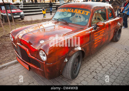 Saint-pétersbourg, Russie - le 11 avril 2015 : Petite Ford Zephyr 1955 rouge vif avec voiture tuning et sport agressif est de conception Banque D'Images