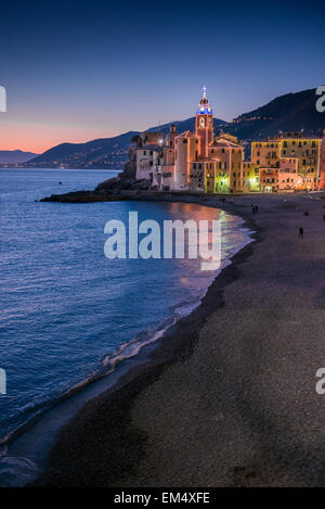 Le paysage urbain de Camogli, beau village italien situé sur la Riviera di Levante, en Ligurie. Banque D'Images