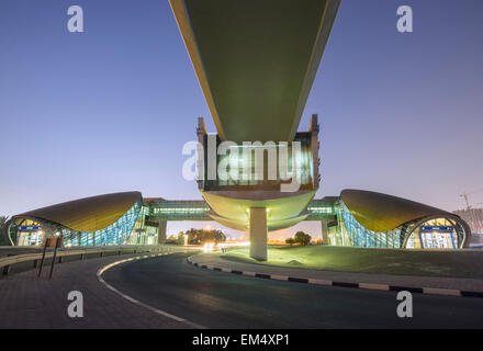 La gare de métro moderne nuit à Dubaï Émirats Arabes Unis Banque D'Images