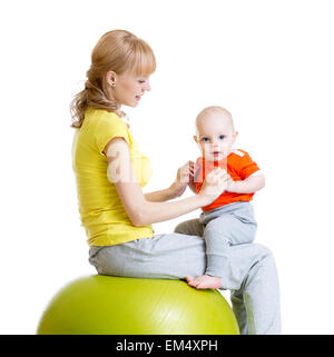 Mère doing gymnastics with baby on fitness ball Banque D'Images