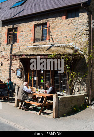 Les gens boire et manger à l'extérieur de l'Oisans au Cafe Maltings, Shropshire, Angleterre. Banque D'Images