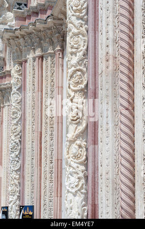 Vue de la cathédrale de Sienne, détail de la cannelure et volutes colorées sur les piliers de l'entrée est de la Duomo, Sienne, Toscane, Italie Banque D'Images