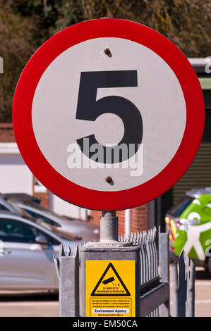 5mph Road Sign UK Banque D'Images