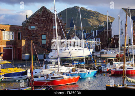 Bateaux dans le port, et mis en place pour l'hiver, North Berwick Banque D'Images