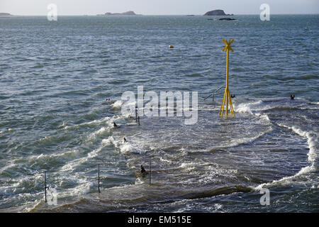 Laver la mer sur une jetée à la Harbour, North Berwick Banque D'Images