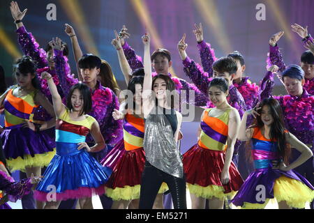 Beijing, Chine. Apr 16, 2015. L'actrice et chanteuse Kelly Chen (C) avant de Hong Kong donne une performance à la cérémonie d'ouverture du 5e Festival International du Film de Beijing (BJIFF) à Beijing, capitale de Chine, le 16 avril 2015. Le BJIFF a débuté jeudi et durera jusqu'au 23 avril. Crédit : Chen Jianli/Xinhua/Alamy Live News Banque D'Images