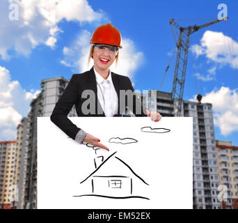 Femme ingénieur holding affiche avec encombrement house Banque D'Images