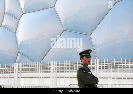 Policier en service à l'extérieur Jeux Olympiques d'été 2008 Village et Stade Nid d'oiseau, Beijing, Chine Banque D'Images