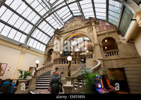 Royaume-uni, Angleterre, dans le Yorkshire, Harrogate, jardins d'hiver original Wetherspoons et escalier toit vitré Banque D'Images
