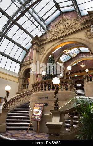 Royaume-uni, Angleterre, dans le Yorkshire, Harrogate, jardins d'hiver original Wetherspoons et escalier toit vitré Banque D'Images