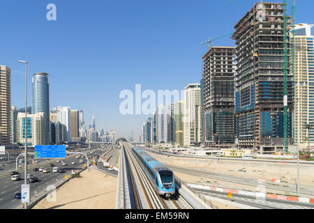 La métro et les toits de Dubaï à l'hôtel Jumeirah Lakes Towers (JLT) à Dubaï Émirats Arabes Unis Banque D'Images