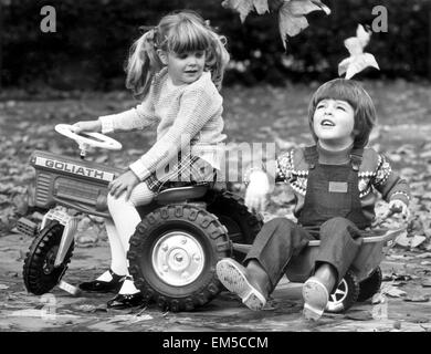 Young boy and girl wearing wellies. 7 octobre 1980. Banque D'Images