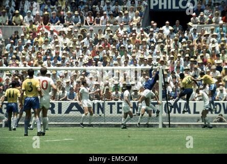 Groupe C de la Coupe du monde de 1970 à Guadalajara, au Mexique. Angleterre 0 v Brésil 1. Angleterre gardien Gordon Banks fait une save dans la tête tourné. 7 juin 1970. Banque D'Images