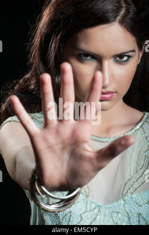 Femme avec un geste d'arrêt Banque D'Images