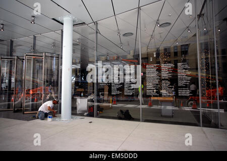 New York, USA. Apr 15, 2015. Les travailleurs de la construction en mettant la touche finale à la nouvelle Whitney Museum of American Art building à Washington Street et Gansevoort Street, à New York Meatpacking District à la fin de la ligne élevée. Conçu par l'architecte Renzo Piano, le 200 000 pieds carrés, l'espace sera ouvert au public le 1er mai 2015 Banque D'Images