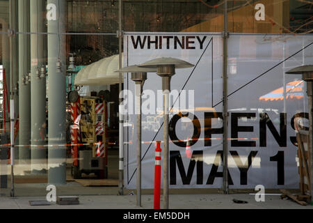 New York, USA. Apr 15, 2015. Les travailleurs de la construction en mettant la touche finale à la nouvelle Whitney Museum of American Art building à Washington Street et Gansevoort Street, à New York Meatpacking District à la fin de la ligne élevée. Conçu par l'architecte Renzo Piano, le 200 000 pieds carrés, l'espace sera ouvert au public le 1er mai 2015 Banque D'Images