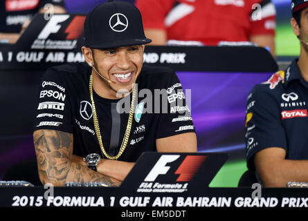 Manama, Bahreïn. Apr 16, 2015. Mercedes AMG Petronas F1 Team pilote britannique Lewis Hamilton participe à une conférence de presse à Manama, Bahreïn, le 16 avril 2015. © Chen Shaojin/Xinhua/Alamy Live News Banque D'Images