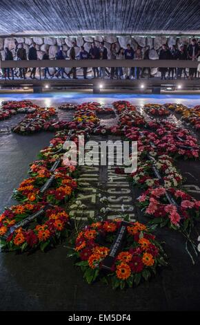 Jérusalem. Apr 16, 2015. Les gens rendent hommage aux victimes de l'Holocauste à la salle du Souvenir du Musée de l'Holocauste Yad Vashem à Jérusalem, le 16 avril 2015. Coucher du soleil du mercredi au jeudi, Israël commémore officiellement le génocide de six millions de Juifs par l'Allemagne nazie durant la Seconde Guerre mondiale. © Li Rui/Xinhua/Alamy Live News Banque D'Images