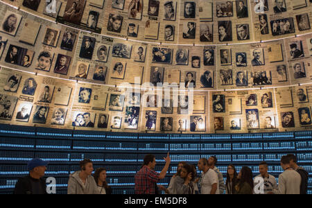 Jérusalem. Apr 16, 2015. On visite la salle des noms du Musée de l'Holocauste Yad Vashem à Jérusalem, le 16 avril 2015. Coucher du soleil du mercredi au jeudi, Israël commémore officiellement le génocide de six millions de Juifs par l'Allemagne nazie durant la Seconde Guerre mondiale. © Li Rui/Xinhua/Alamy Live News Banque D'Images