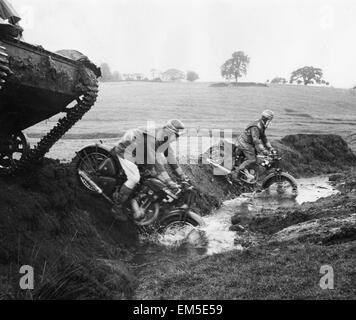 Motor Cycle de formation à l'école de conduite et d'entretien dans le Lake District Novembre 1942. Motor Cycles sont entraînés sur les montagnes et dans les ruisseaux & mudin le Lake District, le terrain idéal offre de formation pour les vélos, ainsi que des chars et jeeps. Banque D'Images