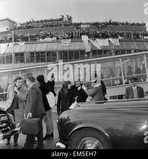 Londres à l'Autriche le 13 mars 1965. Deux jours après son arrivée au Royaume-Uni en provenance des Bahamas, les Beatles sont montés à bord du vol de 11h de l'aéroport de Londres à Salzbourg, en Autriche pour continuer le tournage aide ! Les Beatles est resté à l'hôtel Edelweiss dans le village d'Obertauern, les Beatles filmé tous leurs scènes autrichien d''Obertauern, où ils sont restés jusqu'au 22 mars. Banque D'Images