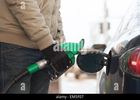 Remplissage de réservoir de carburant de voiture Banque D'Images