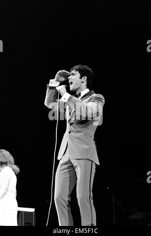 New Musical Express Poll Winners all star concert à Wembley. Cliff Richard l'exécution. 9 mai 1967 Banque D'Images