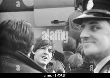 Londres à l'Autriche le 13 mars 1965. Deux jours après son arrivée au Royaume-Uni en provenance des Bahamas, les Beatles sont montés à bord du vol de 11h de l'aéroport de Londres à Salzbourg, en Autriche pour continuer le tournage aide ! Les Beatles est resté à l'hôtel Edelweiss dans le village d'Obertauern, les Beatles filmé tous leurs scènes autrichien d''Obertauern, où ils sont restés jusqu'au 22 mars. Banque D'Images