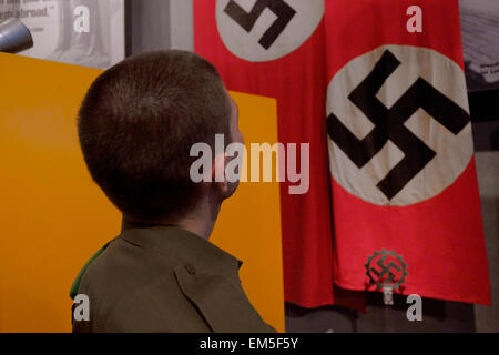 Un soldat israélien voit le drapeau nazi allemand affiché à Yad Vashem, le Centre mondial de mémoire de l'Holocauste, à Jérusalem, en Israël, commémorant les 6 millions de victimes juives tuées par les nazis pendant la seconde Guerre mondiale Banque D'Images