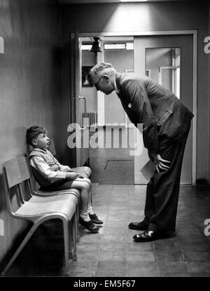 Sept ans Richard Colman se réunit le directeur Monsieur Hart à l'école primaire de l'Hydromel, l'une des nouvelles écoles LCC Southfields au près de Wimbledon. Il a été envoyé par son maître pour obtenir dispense à des exercices physiques. 26 Juin 1954 Banque D'Images