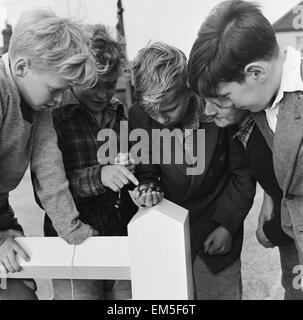 Un groupe d'amis qui participent à un jeu de l'extérieur de leur maison. conkers Septembre 1950. Banque D'Images