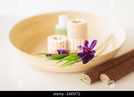 Bougies et fleurs de l'iris dans l'intestin en bois et tapis Banque D'Images