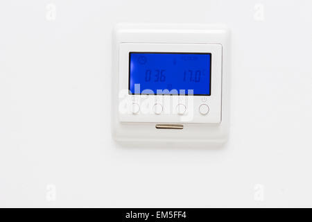 Thermostat blanc en plastique accrochée à un mur blanc ordinaire Banque D'Images
