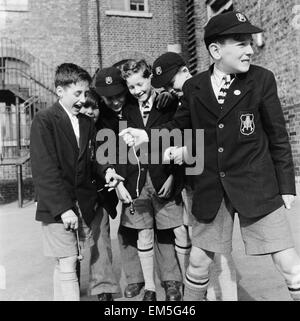 Un groupe d'amis qui participent à un jeu de conkers dans leur école. Septembre 1950. Banque D'Images