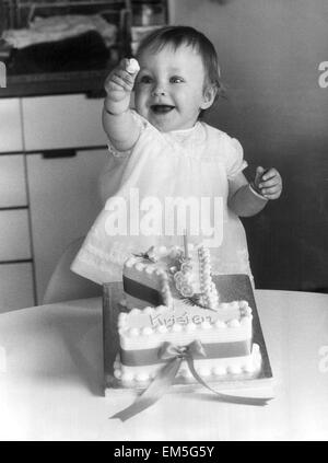 Jeune Kristen Bullen illustré montrant de son gâteau à son domicile à Catford, le jour avant son premier anniversaire. Kirsten a été de six semaines lorsqu'elle a été arraché à son landau dans Bronley High Street et a découvert cinq jours plus tard, abandonné dans les bois trois milles plus loin à Keston. Elle a été emmené à l'unité des soins intensifs de Lewisham bébé de l'hôpital et finalement récupéré. 9e mai 1974. Banque D'Images