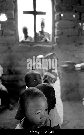 Les enfants dans une école catholique, ikutha Kitui, Kenya. Mauvais traitements. La violence. Les enfants sont, comme toujours, les plus vulnérables victimes de la maladie. Personne n'est libre de c et moins dans un pays avec un des taux les plus élevés au monde. En Afrique, quelque 30 millions de personnes vivent avec le VIH, dont un tiers sont des enfants. Le SIDA, la pauvreté et la sécheresse dans les zones rurales du Kenya. Banque D'Images