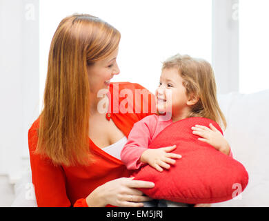 Heureuse mère et l'enfant avec un grand cœur rouge à la maison Banque D'Images